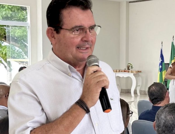 Prefeito Luciano de Menininha reage a críticas e manda ouvinte “pegar as trouxinhas e se mudar” para outra cidade