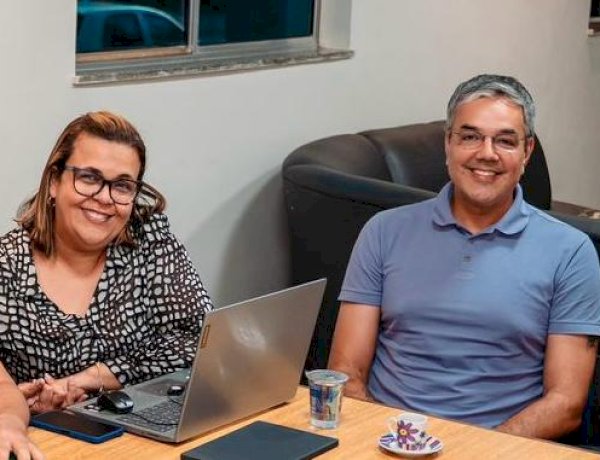 Quase 60 dias após anúncio, kits escolares de R$1,5 milhão ainda não foram entregues e vereador cobra explicações da gestão Sérgio Reis