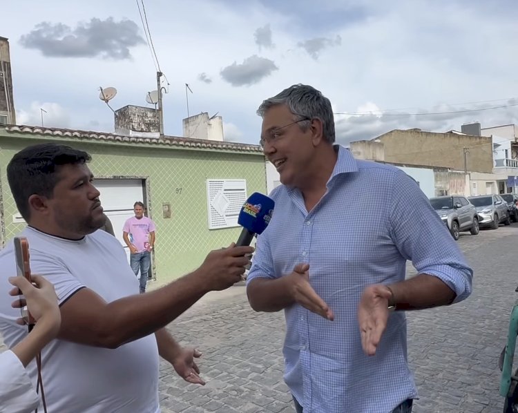 Prefeito Sérgio Reis é vaiado durante ordem de serviço para pavimentação de 50 ruas em Lagarto por meio de emenda do deputado Gustinho Ribeiro