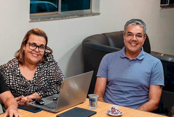 Quase 60 dias após anúncio, kits escolares de R$1,5 milhão ainda não foram entregues e vereador cobra explicações da gestão Sérgio Reis